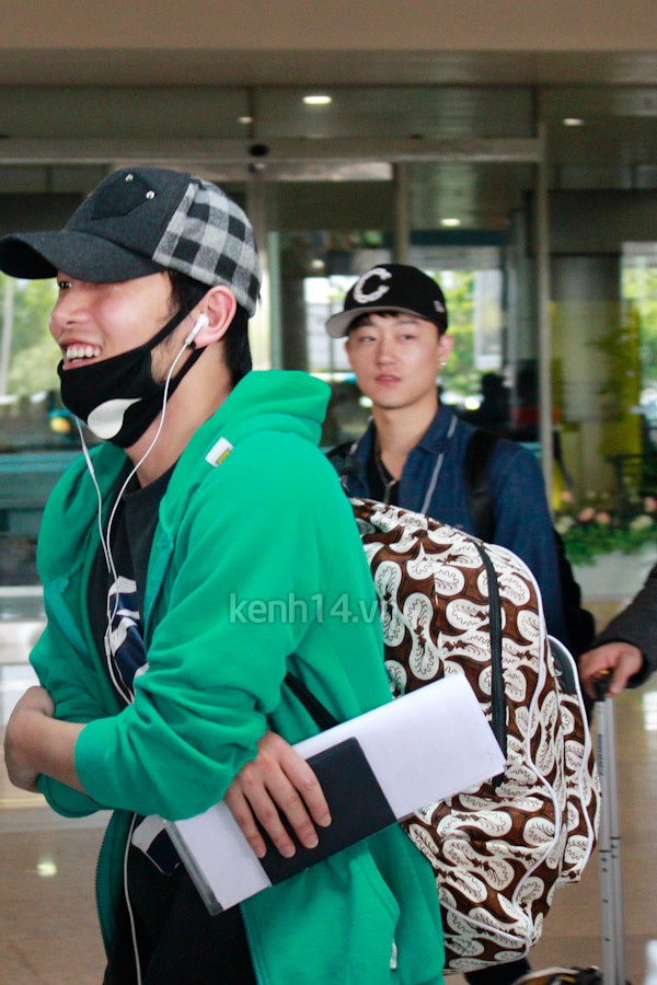 Nh&oacute;m ZE:A v&agrave; JB si&ecirc;u nhắng nh&iacute;t tại s&acirc;n bay T&acirc;n Sơn Nhất 22