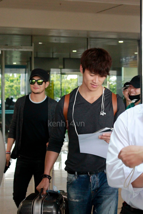 Nh&oacute;m ZE:A v&agrave; JB si&ecirc;u nhắng nh&iacute;t tại s&acirc;n bay T&acirc;n Sơn Nhất 23