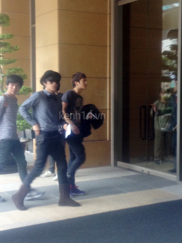 Nh&oacute;m ZE:A v&agrave; JB si&ecirc;u nhắng nh&iacute;t tại s&acirc;n bay T&acirc;n Sơn Nhất 33