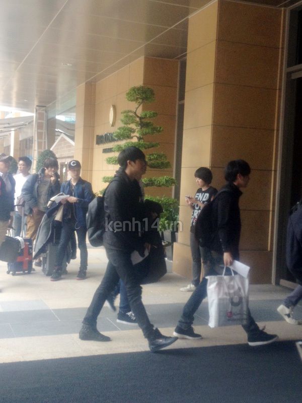 Nhóm ZE:A và JB siêu nhắng nhít tại sân bay Tân Sơn Nhất 34