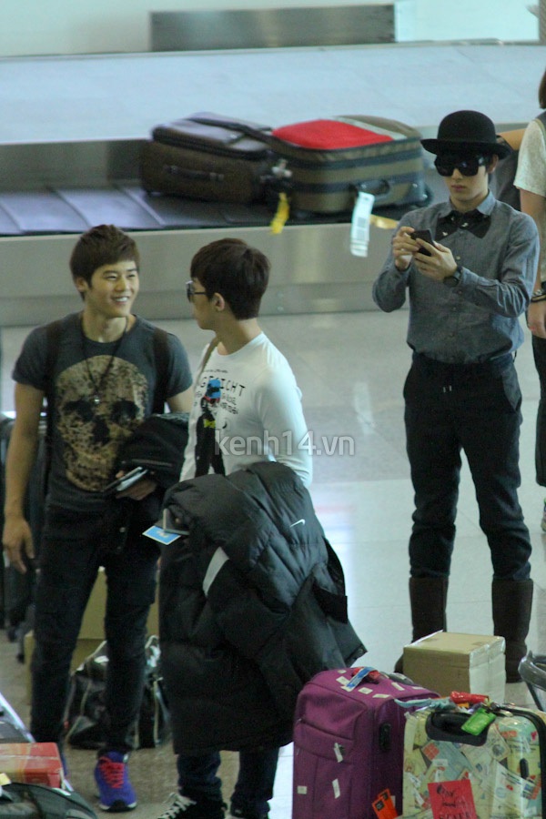 Nh&oacute;m ZE:A v&agrave; JB si&ecirc;u nhắng nh&iacute;t tại s&acirc;n bay T&acirc;n Sơn Nhất 11
