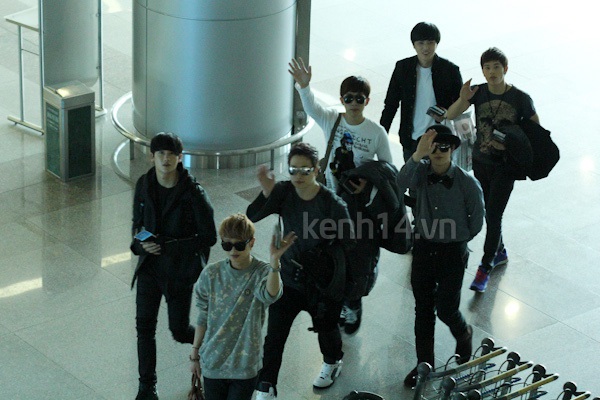 Nh&oacute;m ZE:A v&agrave; JB si&ecirc;u nhắng nh&iacute;t tại s&acirc;n bay T&acirc;n Sơn Nhất 15