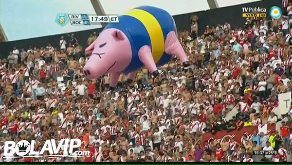 "Chú lợn" dễ thương xuất hiện tại trận derby Argentina  1