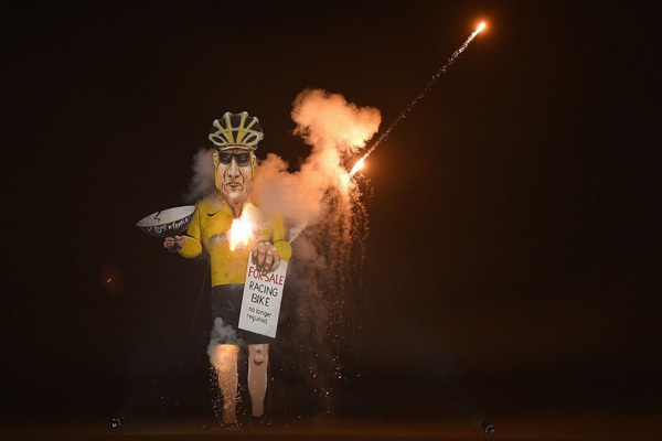 Hình nộm Lance Armstrong chính thức bị hỏa thiêu 3