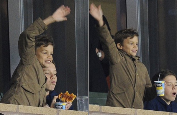 Romeo Beckham cổ vũ bố cực "sung" 4