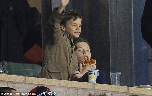 Romeo Beckham cổ vũ bố cực "sung" 5