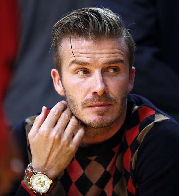 Beckham cố sức… "né" các cheerleader bốc lửa 4