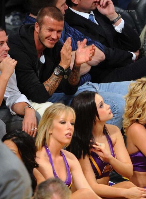 Beckham cố sức… "né" các cheerleader bốc lửa 2