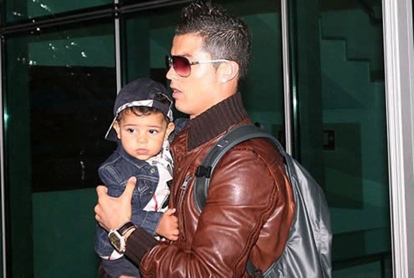 Ronaldo yêu con nhưng sợ... thay tã 1