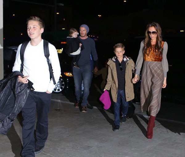 Cậu cả nh&agrave; Beckham "t&uacute;t t&aacute;t" lại nhan sắc 2