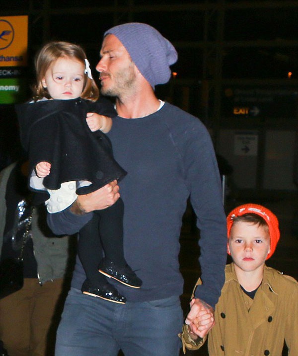 Cậu cả nh&agrave; Beckham "t&uacute;t t&aacute;t" lại nhan sắc 9