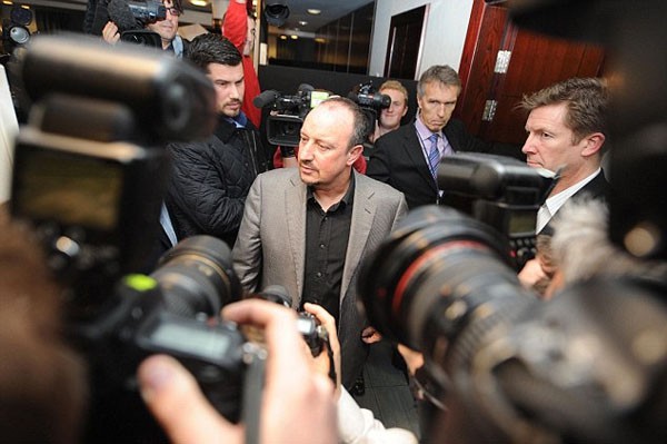 Ng&agrave;y l&agrave;m việc kh&oacute; khăn đầu ti&ecirc;n của Benitez tại Chelsea 12
