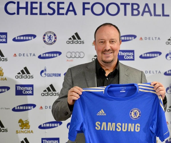 Ngày làm việc khó khăn đầu tiên của Benitez tại Chelsea 13