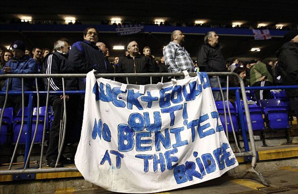 Ngày làm việc khó khăn đầu tiên của Benitez tại Chelsea 3