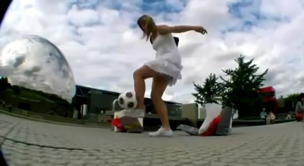 Cô gái chơi bóng đá nghệ thuật cực đỉnh 4