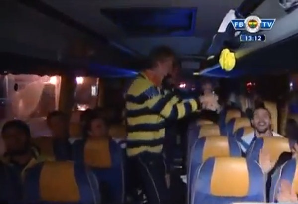 Dirt Kuyt nhảy Gangnam Style trên xe Bus 1