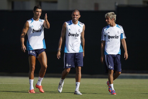 Benzema lộ sở thích mặc “quần chíp” lòe loẹt 5