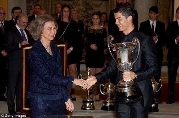 Ronaldo vượt mặt Messi nhận danh hiệu cao quý 2