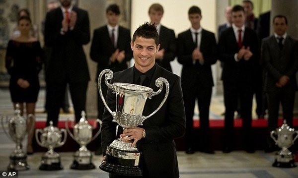 Ronaldo vượt mặt Messi nhận danh hiệu cao quý 5