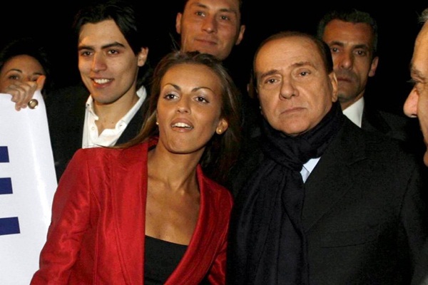 Ngắm cô bạn gái kém 49 tuổi của ông trùm Berlusconi 6