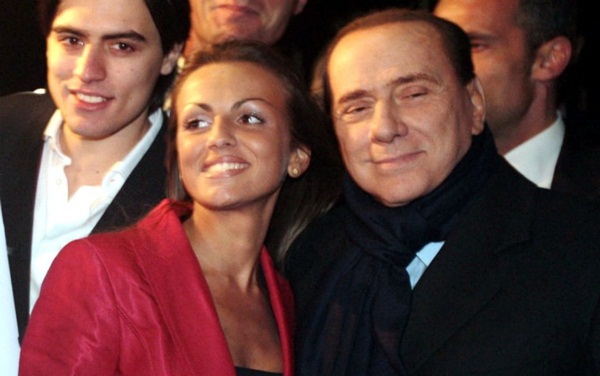 Ngắm cô bạn gái kém 49 tuổi của ông trùm Berlusconi 7