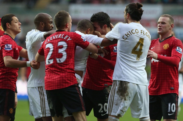 Cận cảnh pha “chơi bẩn” của sao Swansea với Persie 4