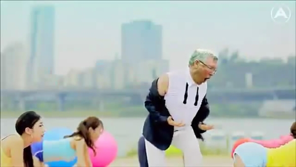 Chết cười cợt với clip Sir Alex nhảy Gangnam Style 7