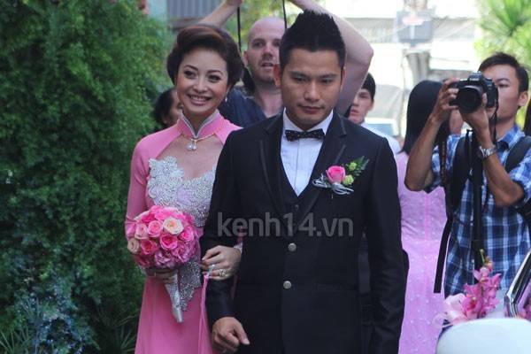 &Aacute;o d&agrave;i/ v&aacute;y cưới của Jennifer Phạm bị ch&ecirc; 2