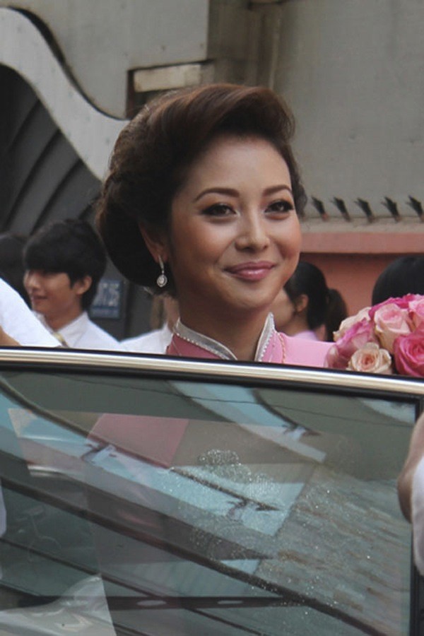 &Aacute;o d&agrave;i/ v&aacute;y cưới của Jennifer Phạm bị ch&ecirc; 5
