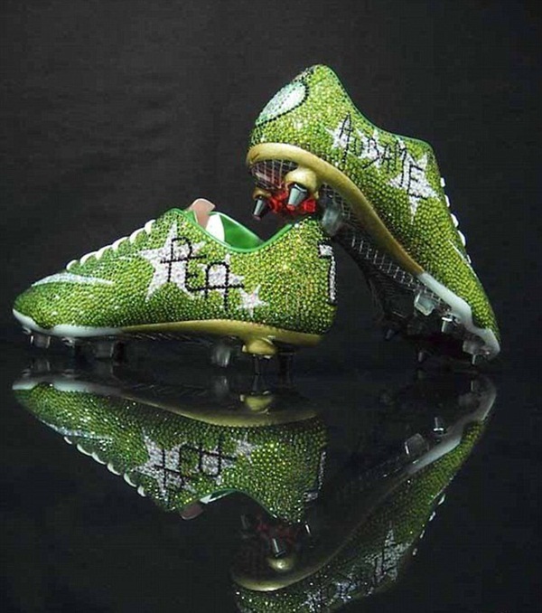Những đôi giày “thửa” độc và ý nghĩa của sao bóng đá 23