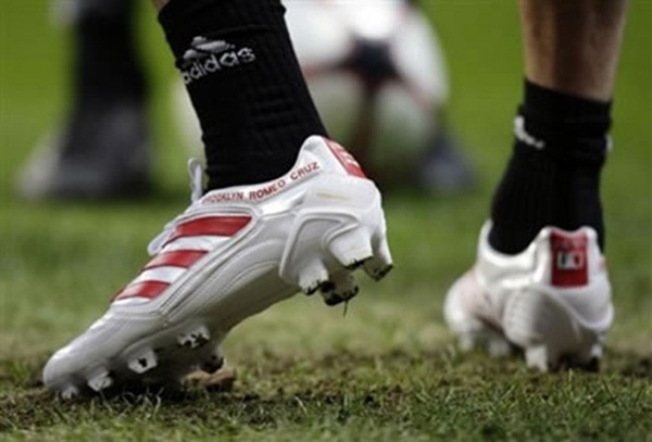 Những đôi giày “thửa” độc và ý nghĩa của sao bóng đá 6