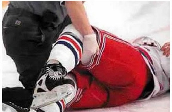 Những chấn thương rợn người trong môn hockey 8