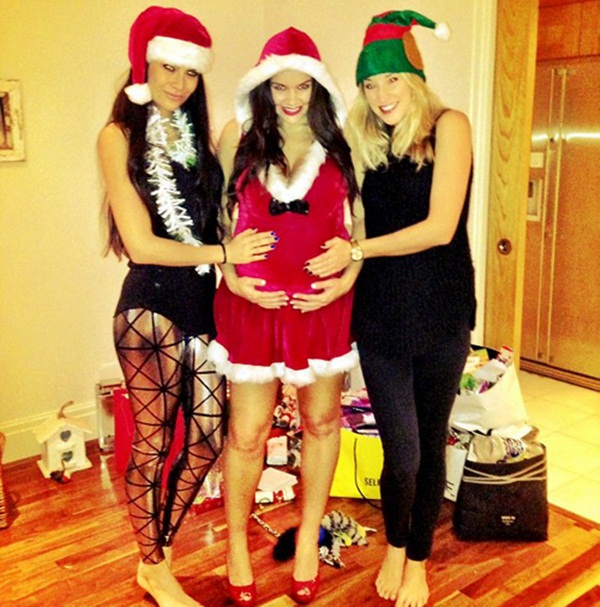 Bồ cũ Giggs sắm vai &ldquo;b&agrave; gi&agrave; Noel&rdquo; t&aacute;o bạo khoe bụng bầu 4