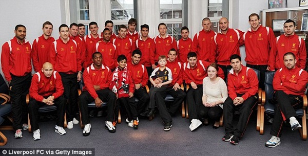 D&agrave;n sao Liverpool sắm vai &ldquo;&ocirc;ng gi&agrave; Noel" đi tặng qu&agrave; 1