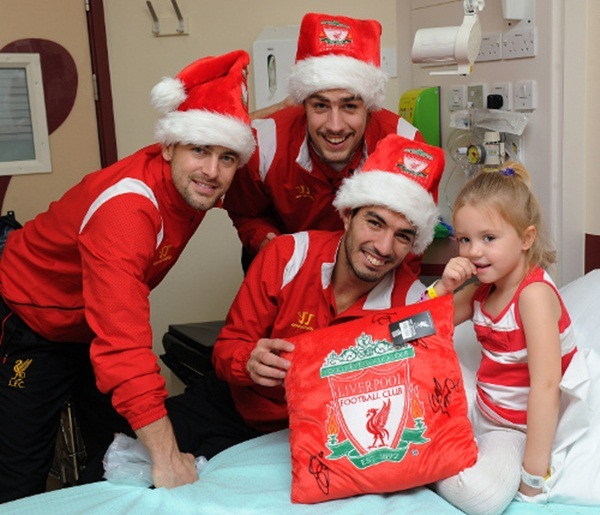 Dàn sao Liverpool sắm vai “ông già Noel" đi tặng quà 8