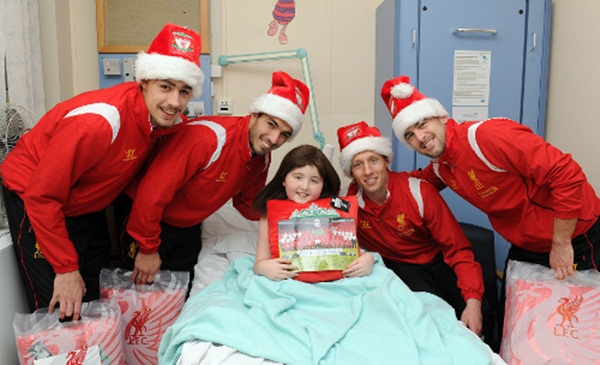 D&agrave;n sao Liverpool sắm vai &ldquo;&ocirc;ng gi&agrave; Noel" đi tặng qu&agrave; 9