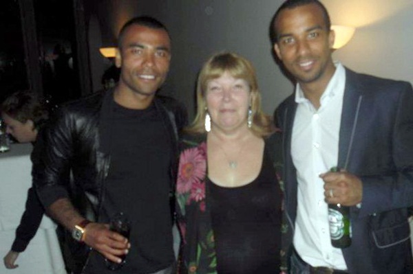 Nhà Ashley Cole "chia vui" vì Ferdinand gặp nạn 1