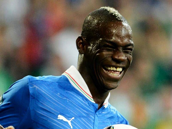 Balotelli "như một thằng hâm" khi biết tin lên chức cha 1