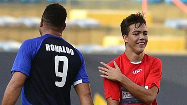 Giảm c&acirc;n th&agrave;nh c&ocirc;ng, Ronaldo khoe ảnh "chuẩn men" 14