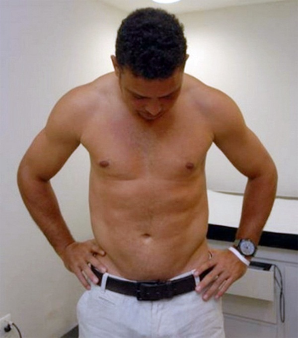 Giảm c&acirc;n th&agrave;nh c&ocirc;ng, Ronaldo khoe ảnh "chuẩn men" 4