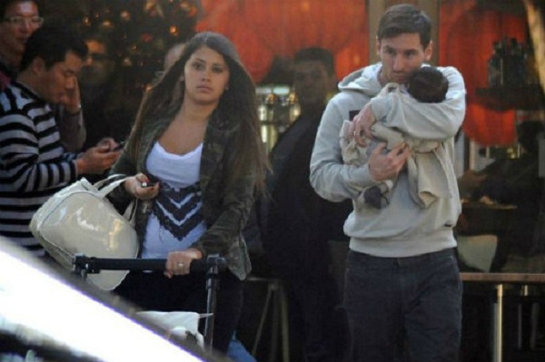 Messi lần đầu công khai bế con trai dạo phố 3