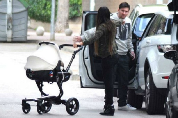 Messi lần đầu công khai bế con trai dạo phố 4