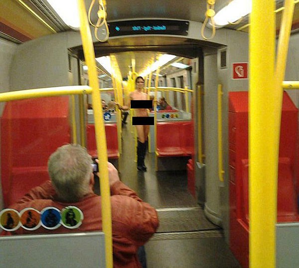 Cô gái thản nhiên... nude trên tàu điện ngầm 1