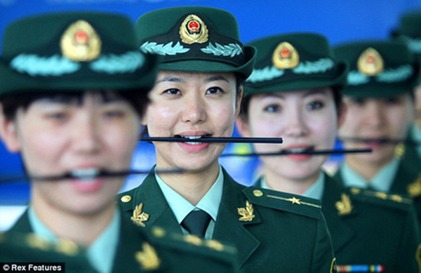 Hải quan Trung Quốc học cười bằng cách... ngậm đũa 1