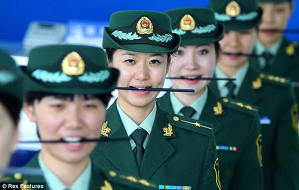 Hải quan Trung Quốc học cười bằng cách... ngậm đũa 2