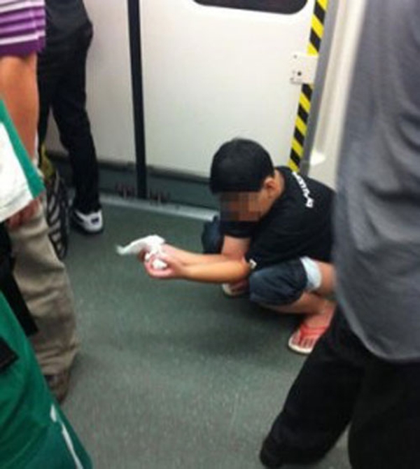 Trung Quốc: Thiếu niên "phóng uế" ngay trên tàu điện 1