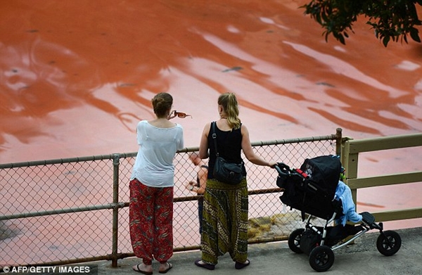 Úc: Nước biển chuyển thành màu đỏ như... máu 5