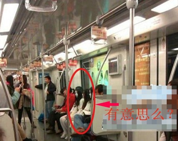 "Ma nữ" bỗng nhiên xuất hiện trên tàu điện ngầm 1