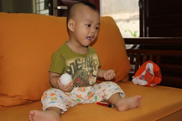 H&agrave; Nội: Kỳ lạ b&eacute; 17 th&aacute;ng tuổi cử động hai tay như một 3