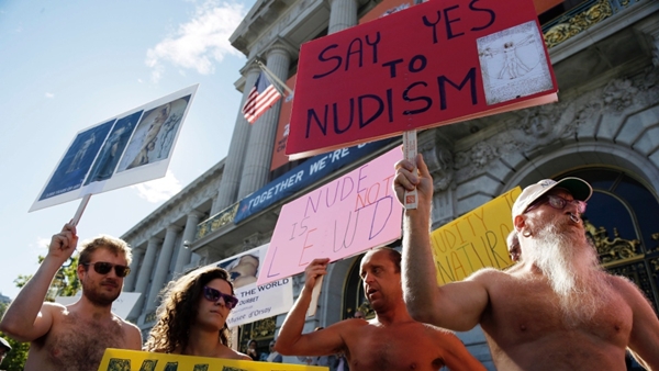 Cởi quần áo để phản đối cấm nude 1